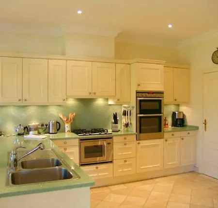 Villa Sleeps 8 Pool Air Con Wifi *