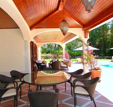 Sleeps 8 Pool Air Con Wifi