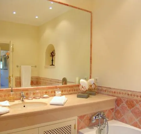 Villa Sleeps 8 Pool Air Con Wifi